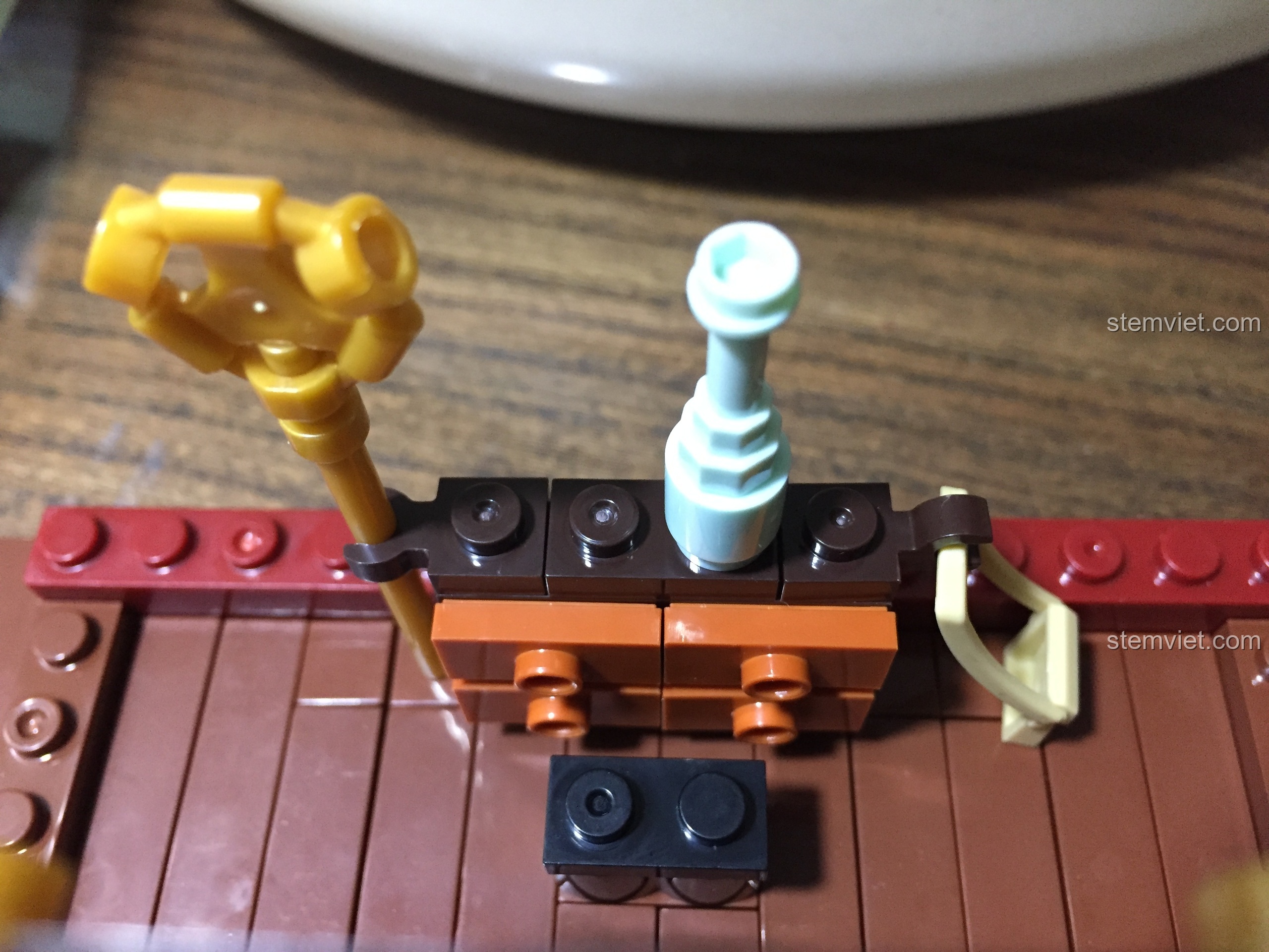 Cận cảnh các vật dụng cá nhân của minifigure cao tăng trong phòng ngủ tầng hai Vạn Phúc Khách Sạn.