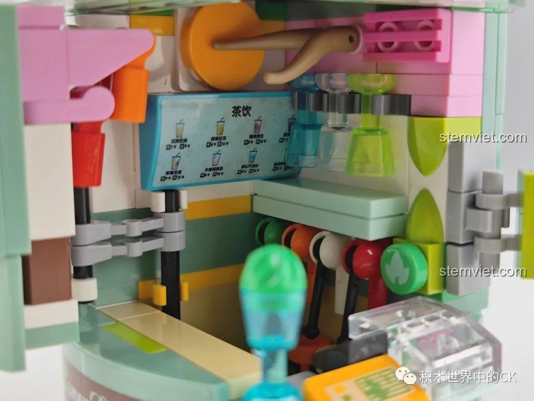 Chi tiết các vật dụng nhỏ bên trong mô hình Cửa hàng Matcha Zhe Gao CW6005, thể hiện sự tỉ mỉ.
