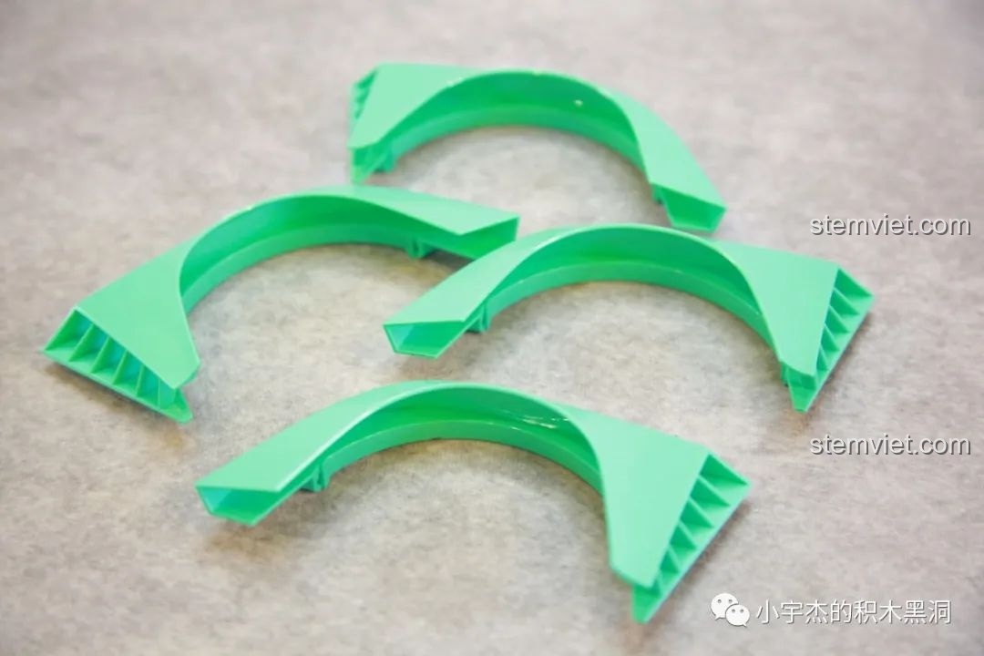 Bốn chi tiết vè che bánh xe màu xanh ngọc đặc trưng của bộ lắp ráp K-Box 505.