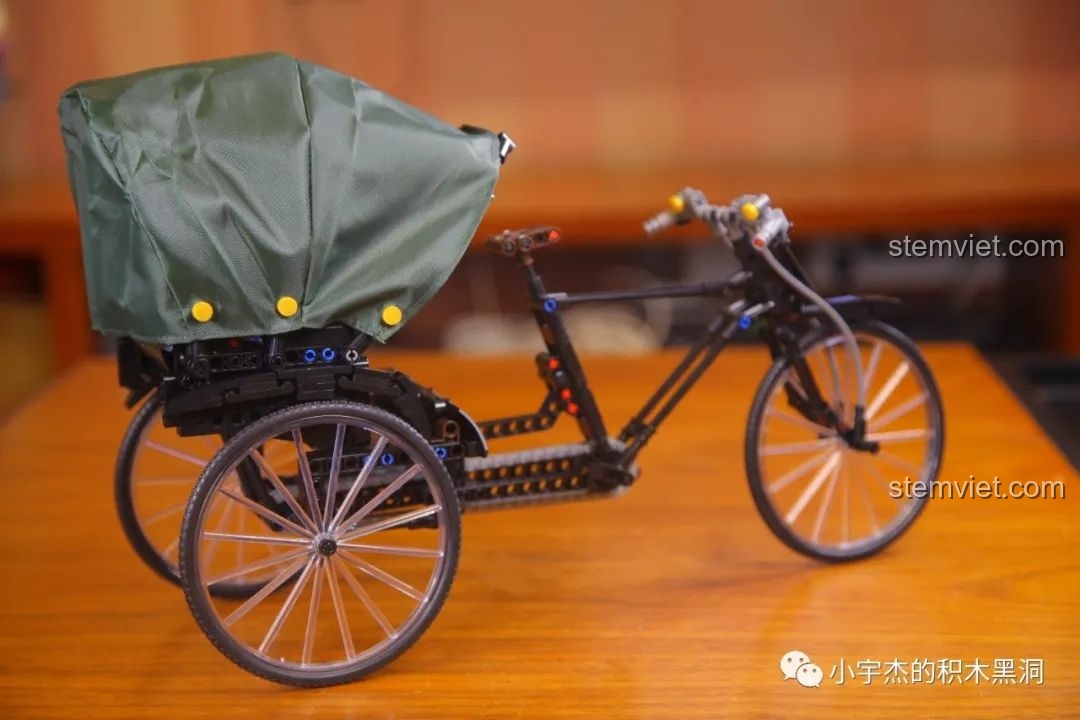 Một góc nhìn khác từ bên cạnh của mô hình xe xích lô AchKo 50015, khoe trọn vẻ đẹp cổ điển.