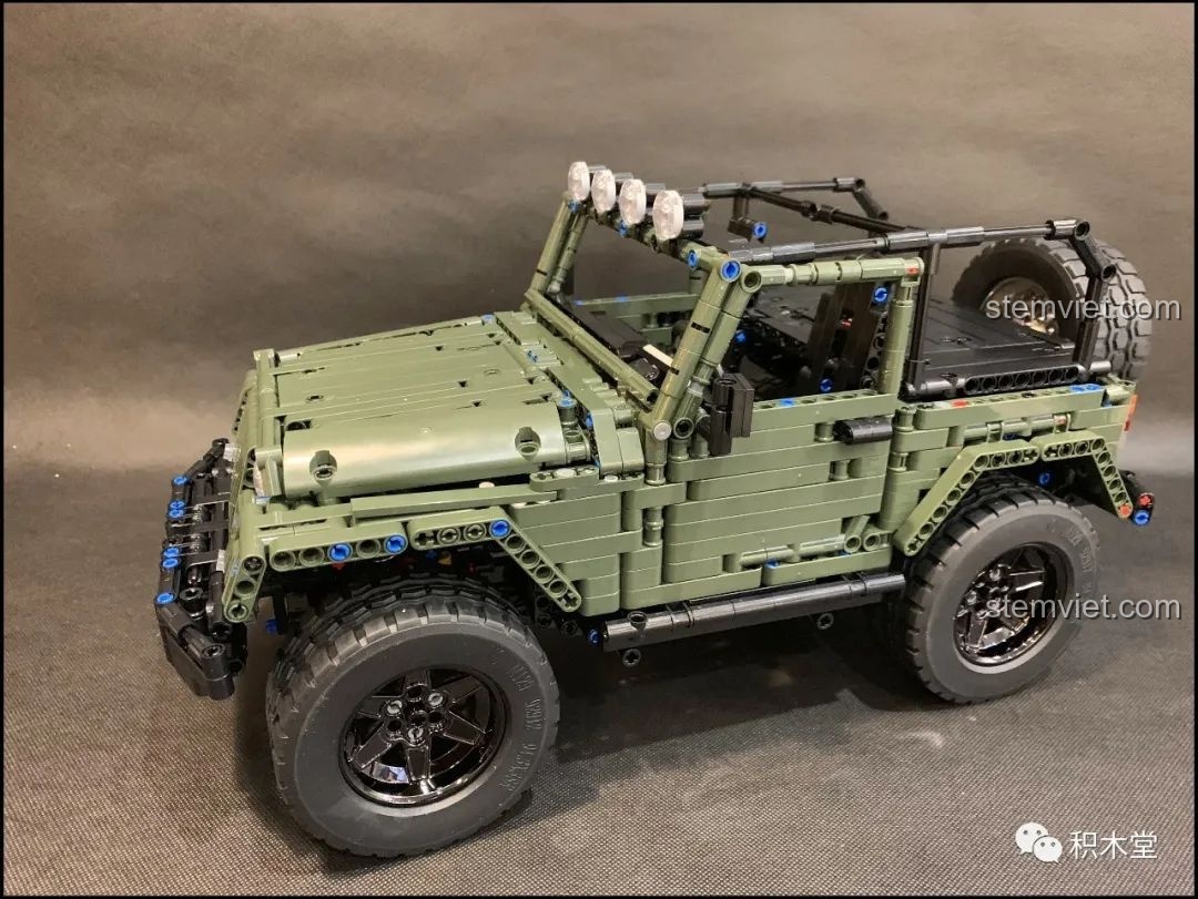 Góc nhìn 3/4 phía trước của Mould King 13124 Mô hình Jeep Rubicon, khoe vẻ đẹp hầm hố.