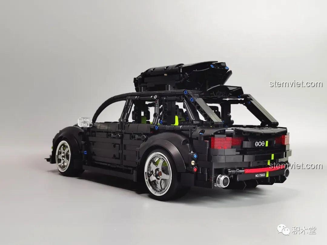 Góc nhìn thẳng từ phía sau của mô hình Audi RS6 Avant T5023, khoe cụm đèn hậu và ống xả kép.