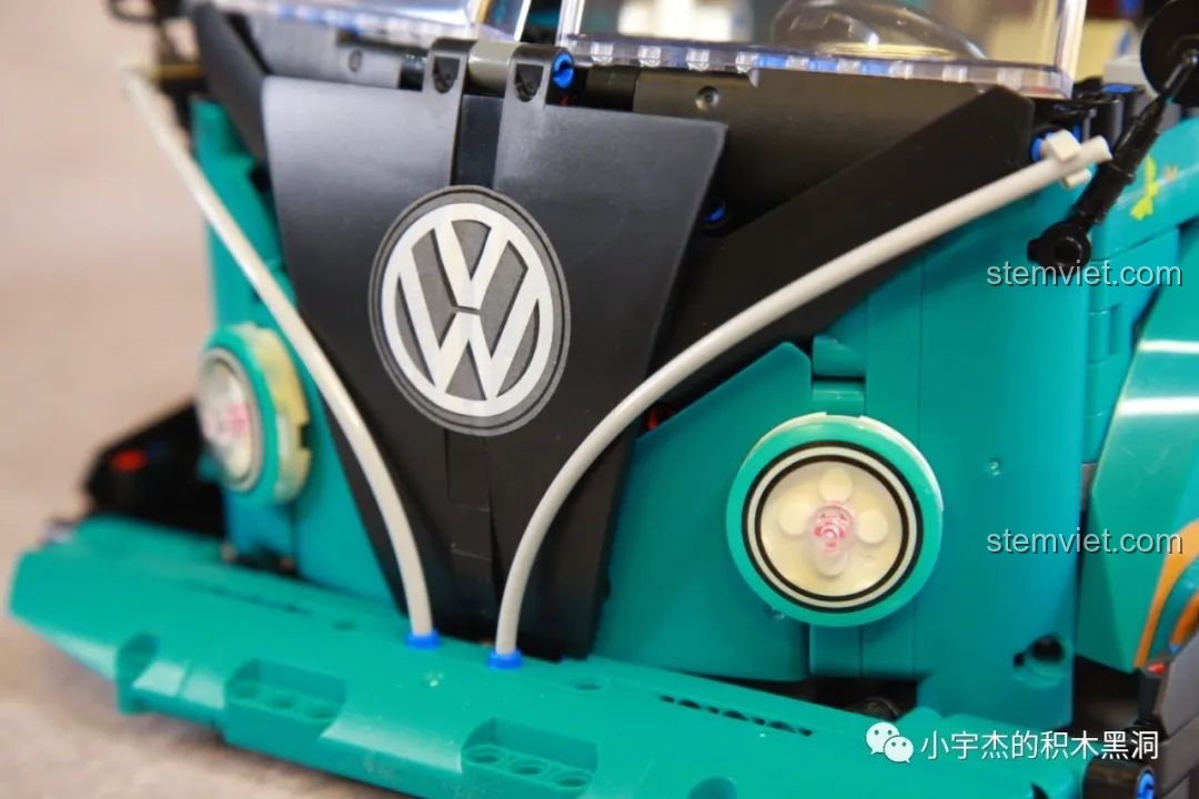 Góc nhìn 3/4 phía trước của mô hình xe Volkswagen T1 K Box 10510 hoàn thiện, một vẻ đẹp không góc chết.