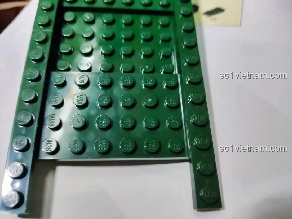 Cận cảnh một chi tiết nhựa màu xanh đậm của Sluban có những vệt lạ trên bề mặt, giống như vết dầu.