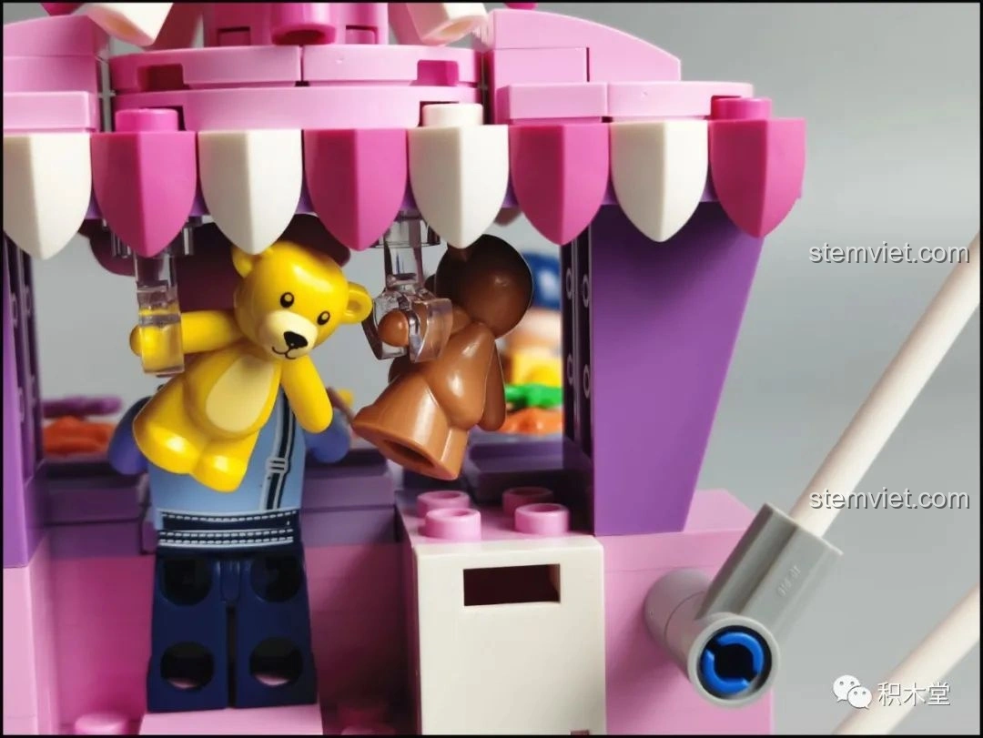 Cận cảnh vệt sao chổi màu cam cố định trong bộ lắp ráp Pantasy Joyside 61003 cảnh quan không gian.