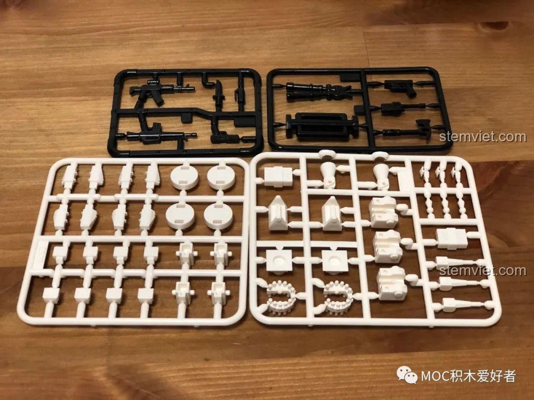 Cận cảnh các vỉ chi tiết vũ khí và phụ kiện nhỏ của mô hình tàu khu trục 052D mini.