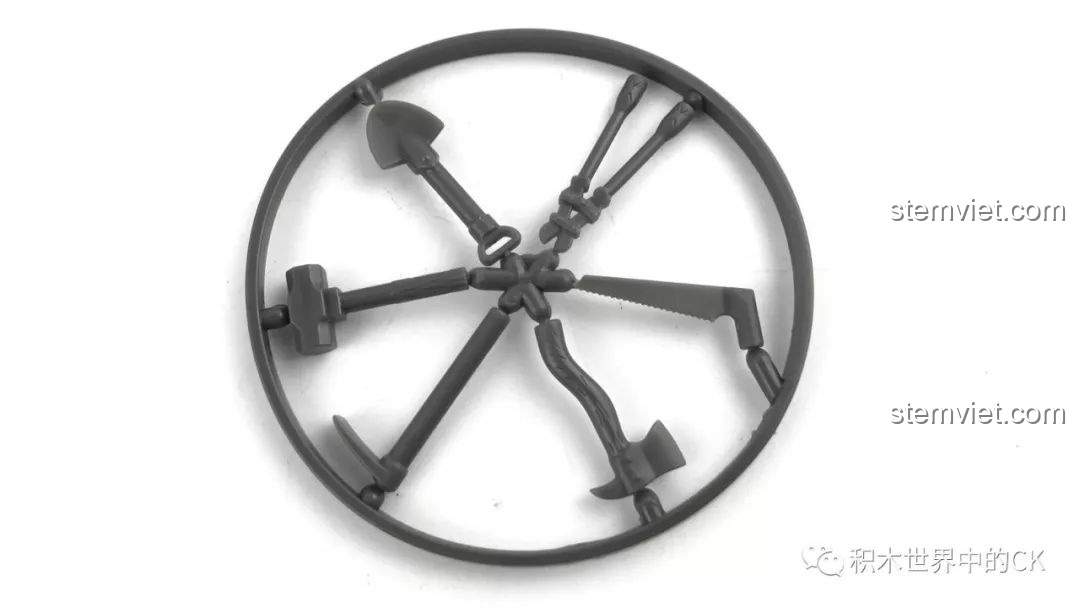 Vỉ dụng cụ cứu hỏa màu đen trong bộ đồ chơi xếp hình Xe cứu hỏa cỡ lớn QMAN, gồm rìu, búa, xẻng, cưa.