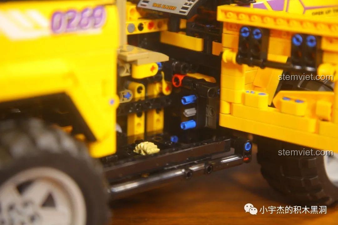 Cận cảnh các vị trí chờ để nâng cấp động cơ trên khung gầm của mô hình MOYU BLOCK MY88005.