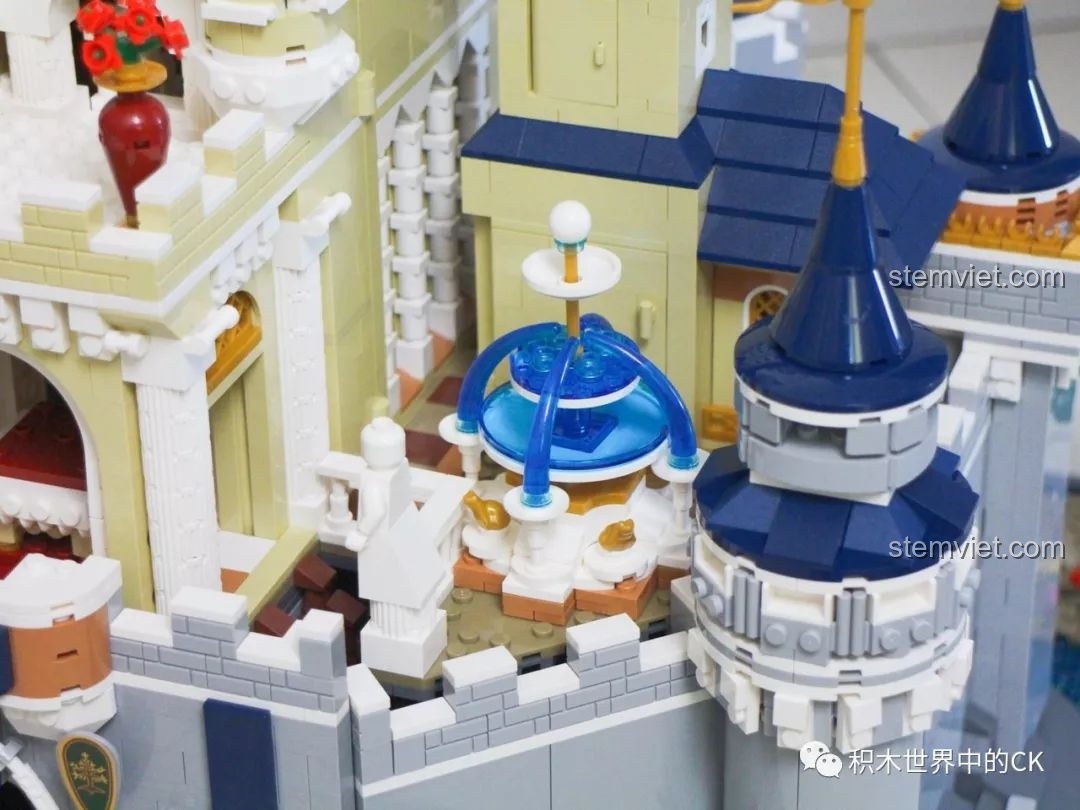 Vị trí của đài phun nước trong tổng thể kiến trúc của bộ đồ chơi xây dựng Lâu đài công chúa Mould King.