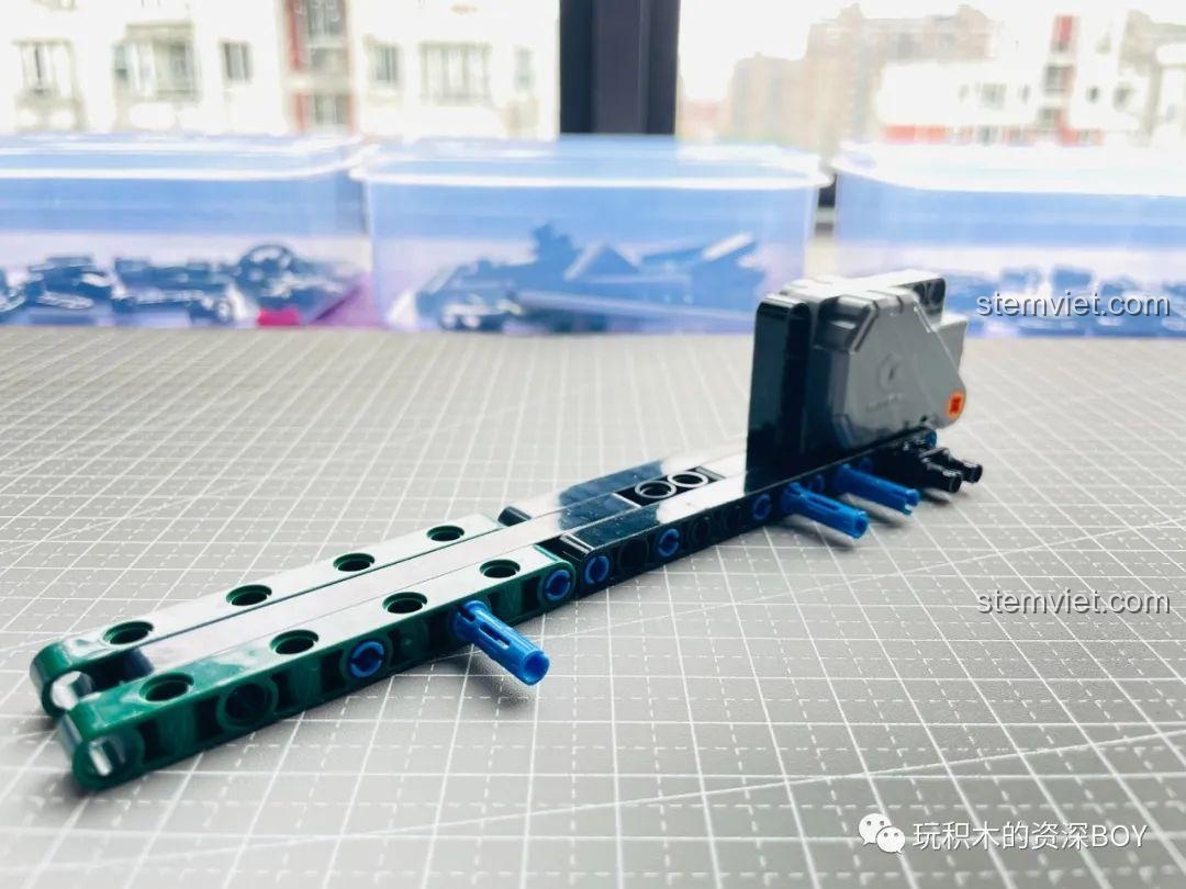 Động cơ kéo lùi được lắp vào vị trí đuôi xe, tạo thành một khối vững chắc.