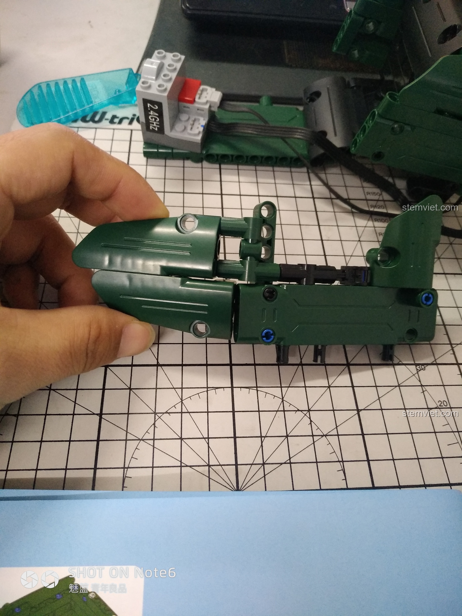 Hộp pin được đặt ẩn bên trong phần sau của thùng xe, giúp mô hình trông gọn gàng và thẩm mỹ hơn.