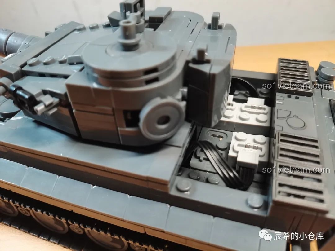 Vị trí sạc pin của xe tăng Sluban M38-B0851, được giấu kín đáo dưới một nắp che ở phía sau thân xe.