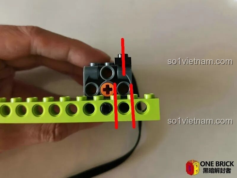 Phân tích vị trí các stud trên động cơ Sluban M38B0851, cần một số kỹ thuật để kết nối hoàn hảo với các thanh beam có sẵn.