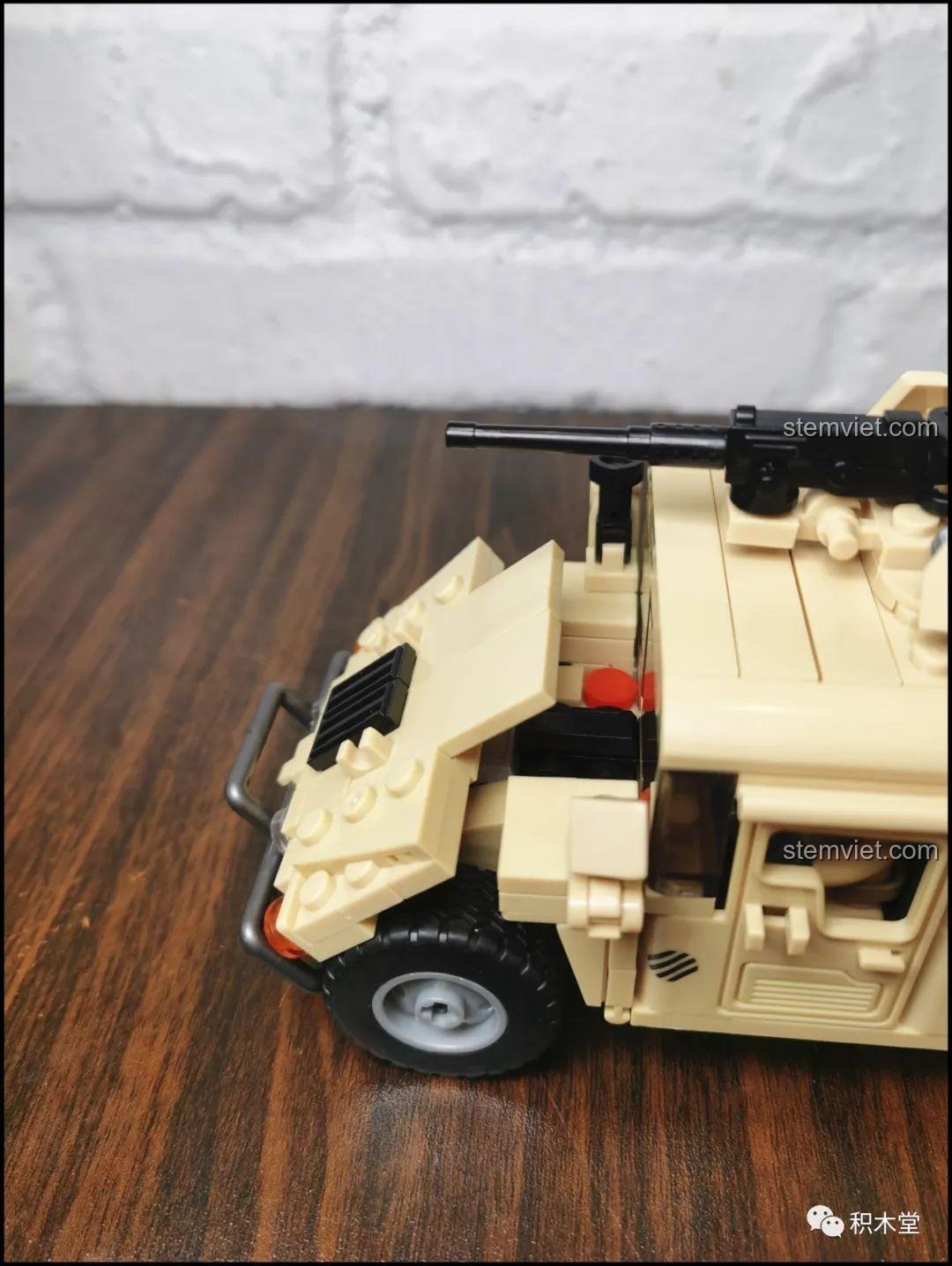 Minifigure Lính xạ thủ đứng ở vị trí súng máy trên nóc xe của bộ đồ chơi 0837 hợp túi tiền.