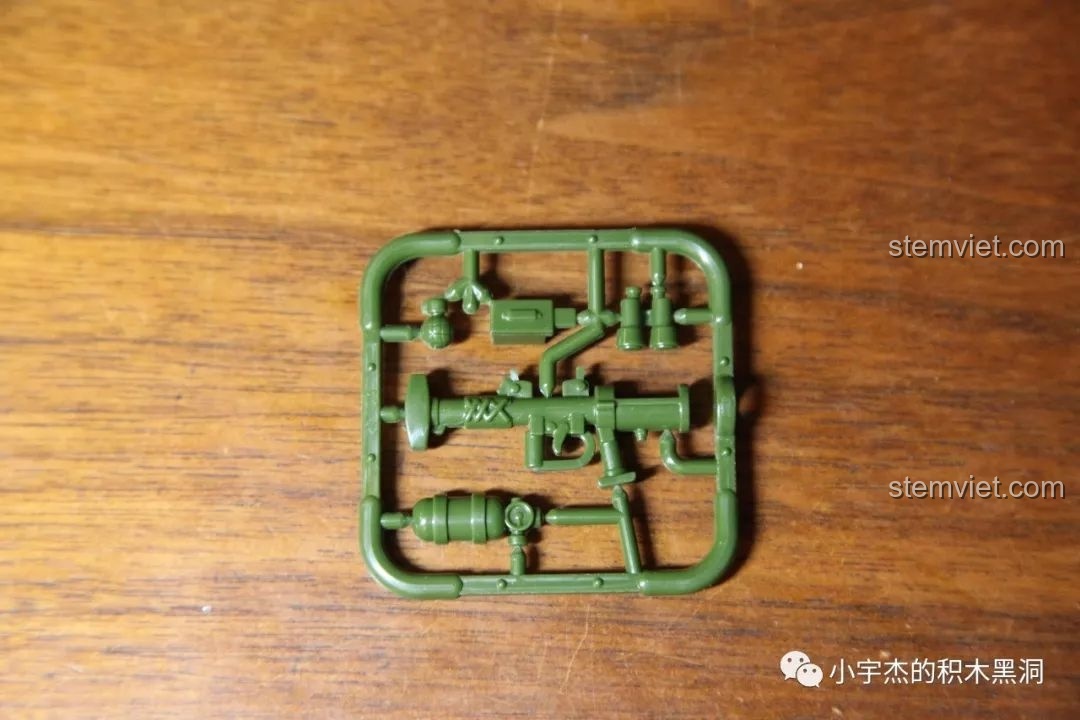 Vỉ vũ khí bằng nhựa đi kèm trong bộ xếp hình Panlos Brick 1004 Xe Jeep quân sự.