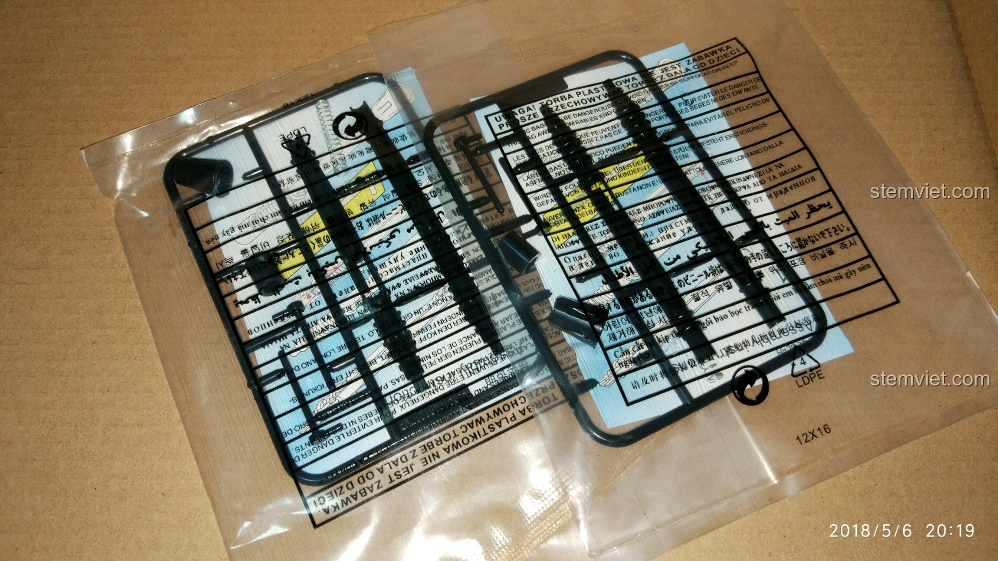 Hai vỉ vũ khí đi kèm trong bộ lắp ráp QMAN 2715 với nhiều loại súng ống và phụ kiện khác nhau.