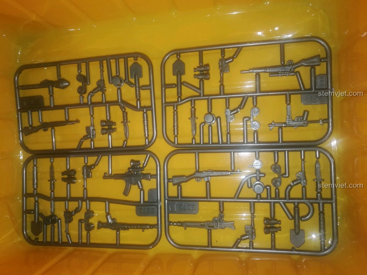 Các vỉ vũ khí và trang bị quân sự đi kèm trong bộ đồ chơi lắp ráp SEMBO 101341.