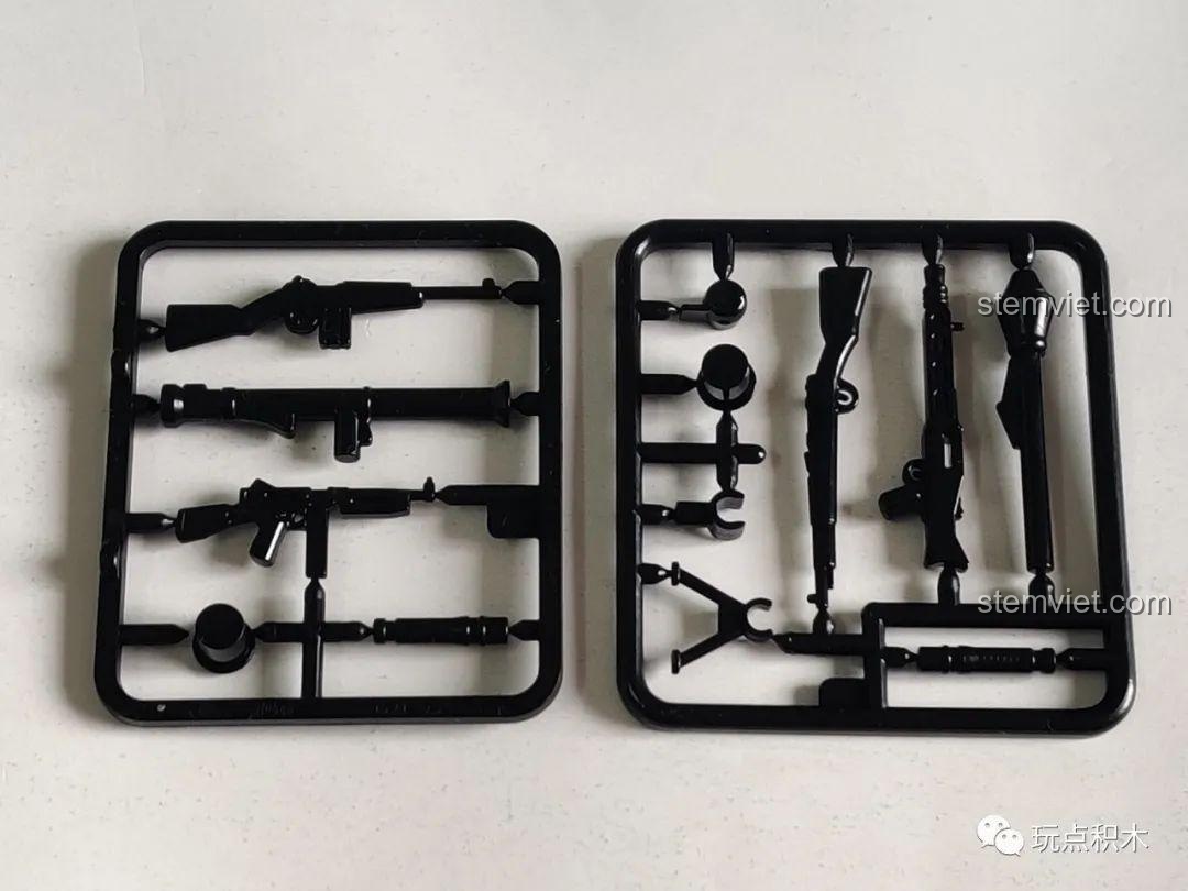 Hai vỉ vũ khí đi kèm trong bộ lắp ghép Xe tăng Đức Thế chiến II M38B0858 cho bé trai 6 tuổi.