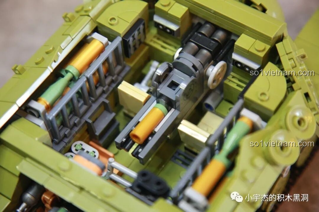 Một viên đạn mô hình đang được đưa vào khóa nòng của khẩu pháo 105mm trên xe tăng T28.