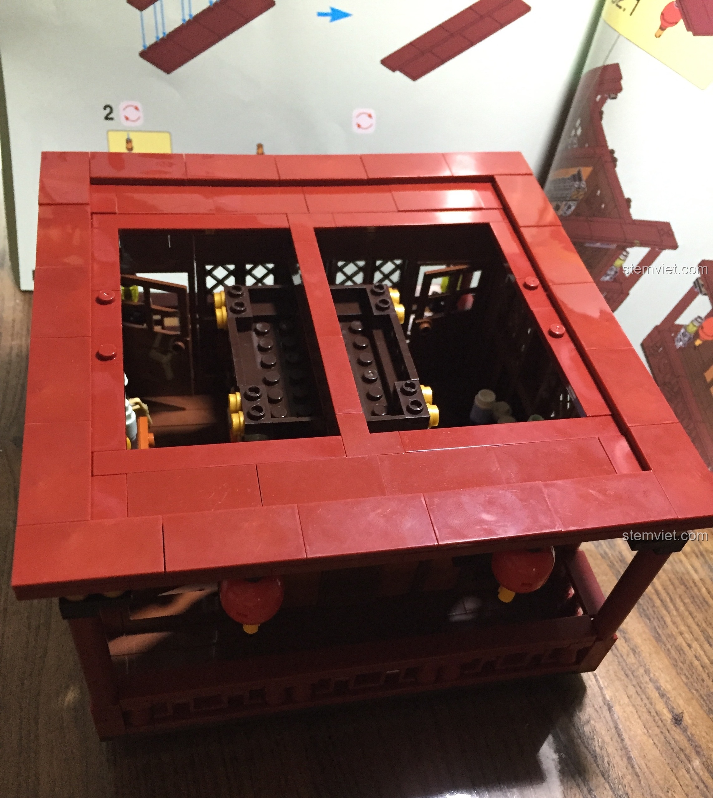 Phần mái che và lan can đỏ của tầng hai, một chi tiết trang trí quan trọng của mô hình.