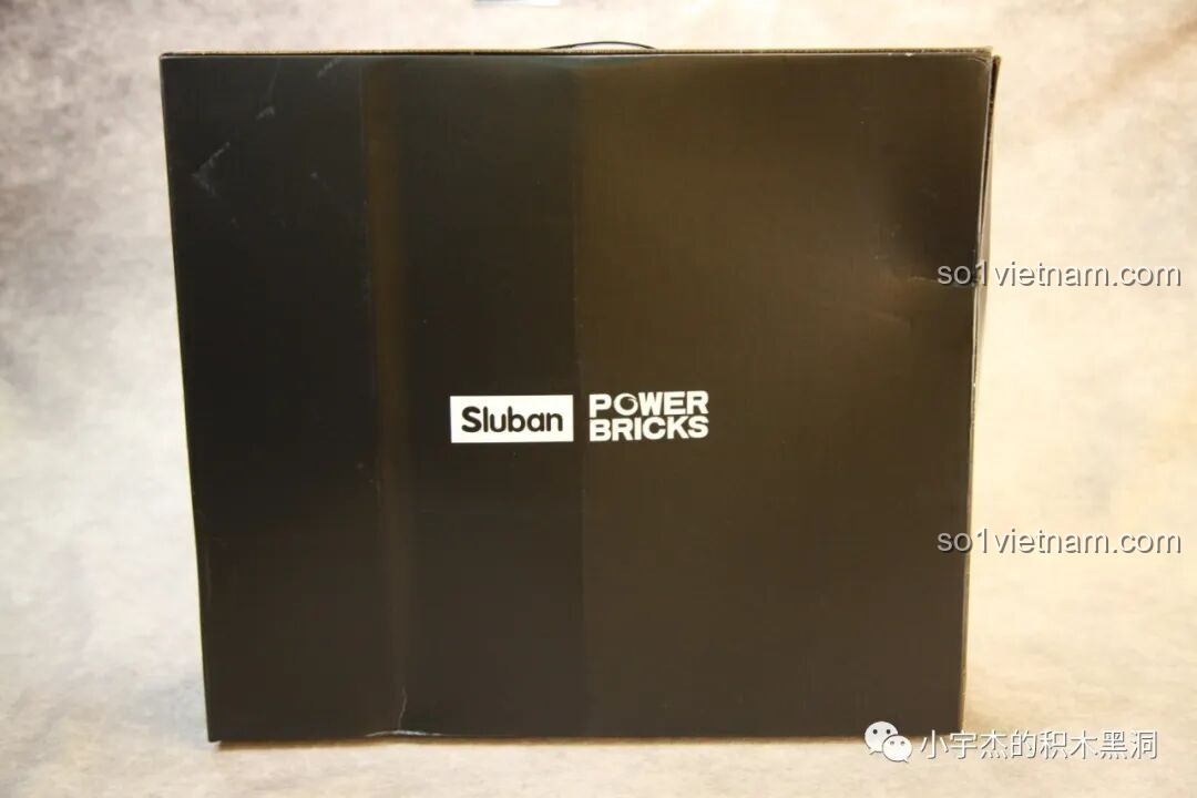 Lớp vỏ bọc màu đen sang trọng bên trong hộp chính của bộ lắp ráp Sluban Power Bricks M38-B0850.