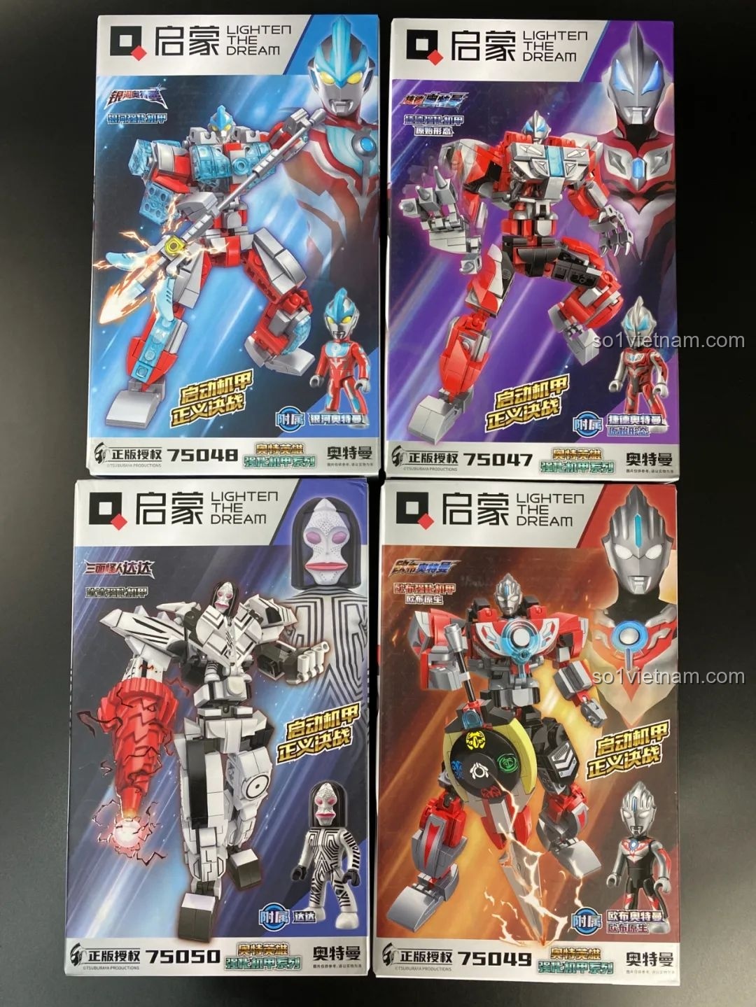 Bốn hộp của dòng Mecha Cường Hóa Qman Ultraman, gồm Geed, Ginga, Orb và Dada, được xếp ngay ngắn.