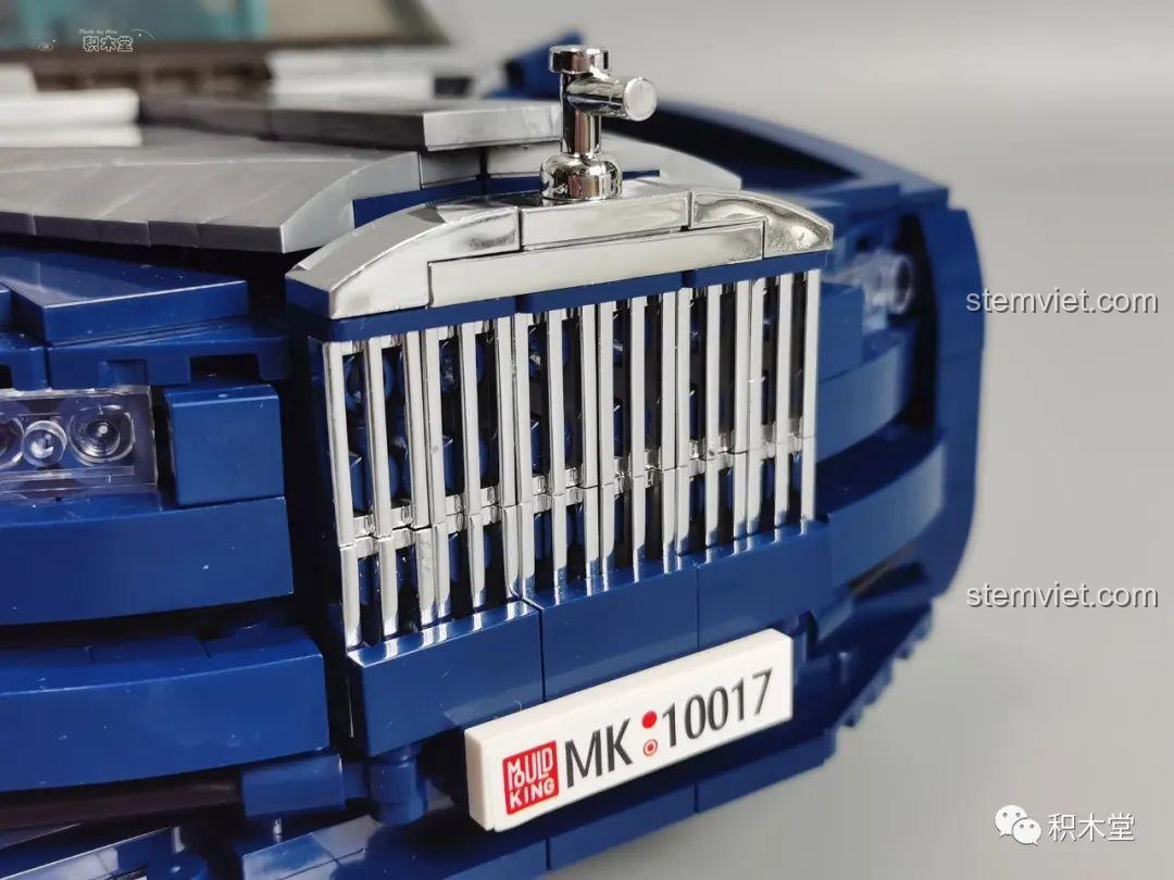 Vô lăng điều khiển bánh trước trên mui xe của Rolls-Royce Cullinan Mould King 10017.