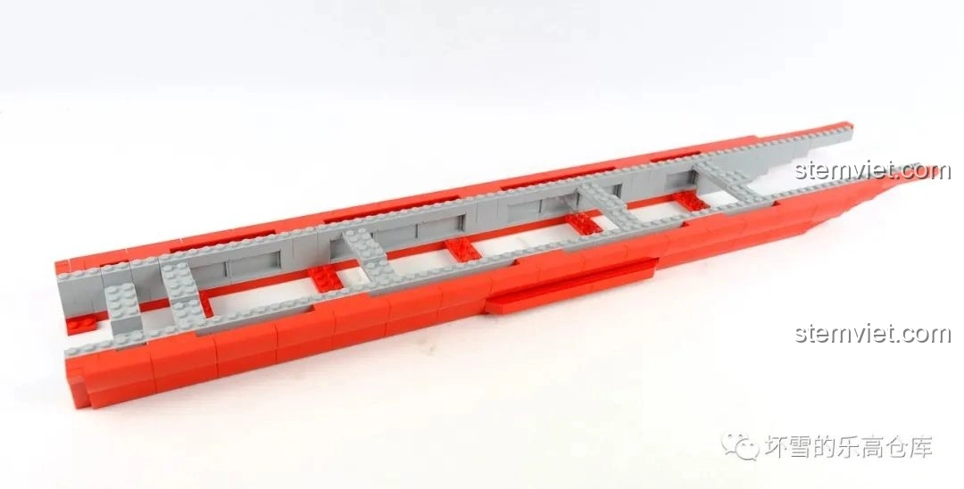 Lắp ráp phần vỏ đỏ của đồ chơi mô hình Hàng Không Mẫu Hạm Hải Quân Trung Quốc cho bé trai từ 6 tuổi