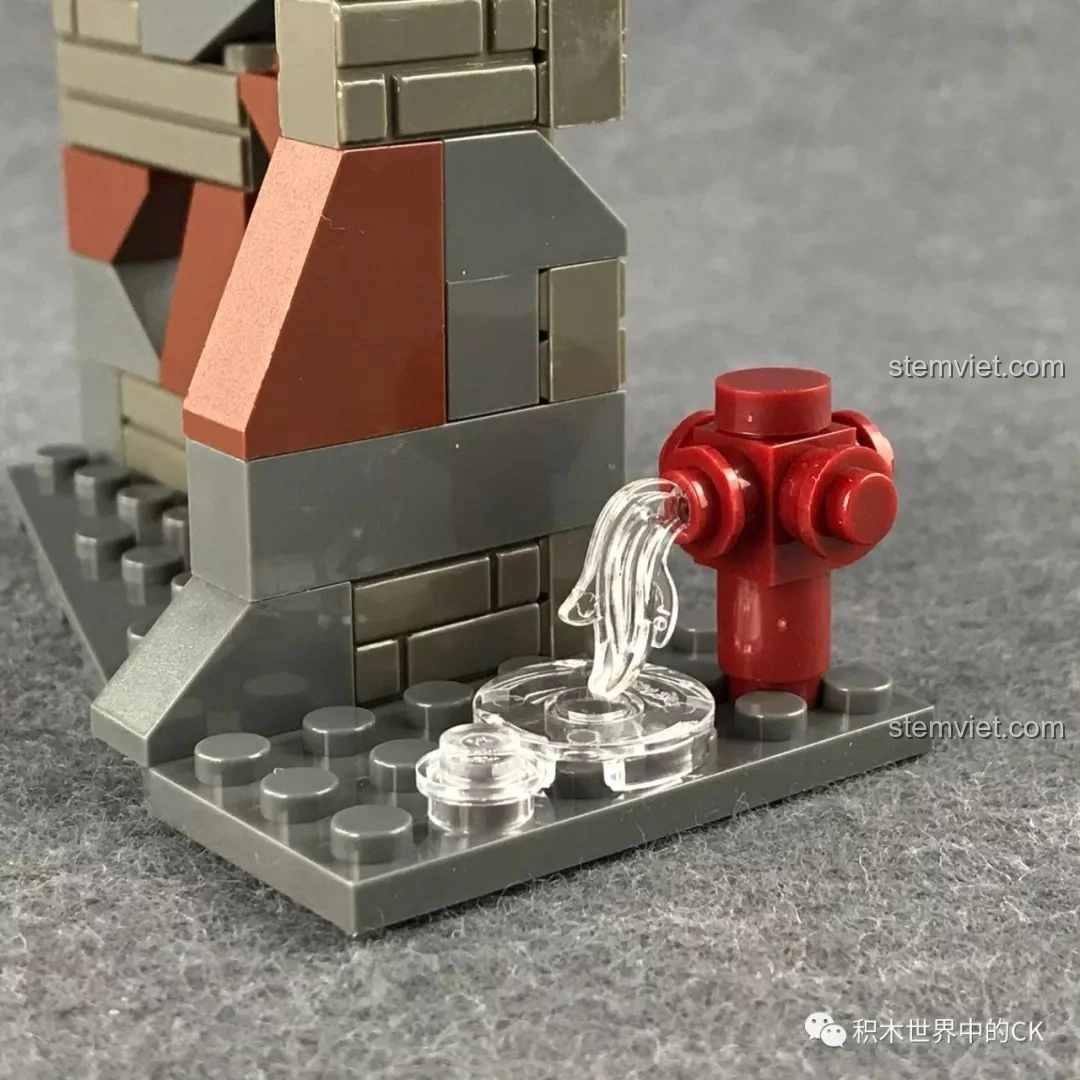 Chi tiết vòi cứu hỏa bị bắn hỏng với hiệu ứng nước chảy trong tiểu cảnh của bộ đồ chơi lắp ráp Xe tăng Thiên Hổ Scorpio Tiger XB-06015.