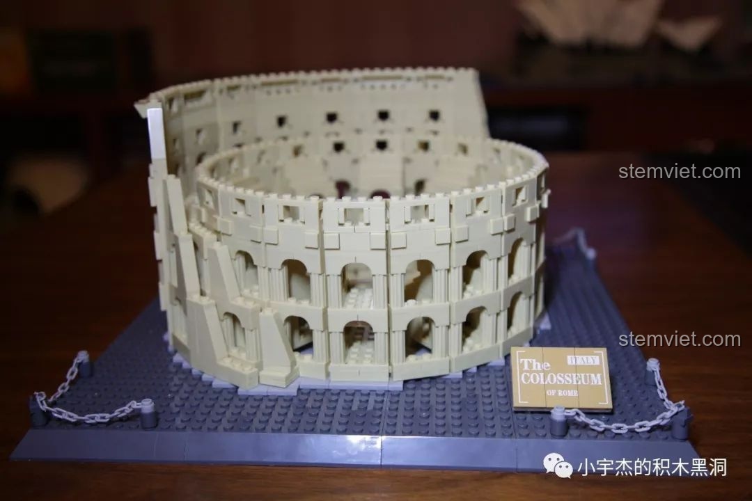 Mô hình voi ma mút đứng cạnh Đấu trường Colosseum WANGE 5225, thể hiện sự vĩ đại của công trình.