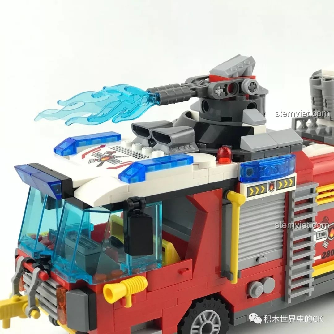 Cận cảnh vòi rồng phun nước cỡ lớn trên nóc xe cứu hỏa QMAN 2809, có thể xoay và điều chỉnh.