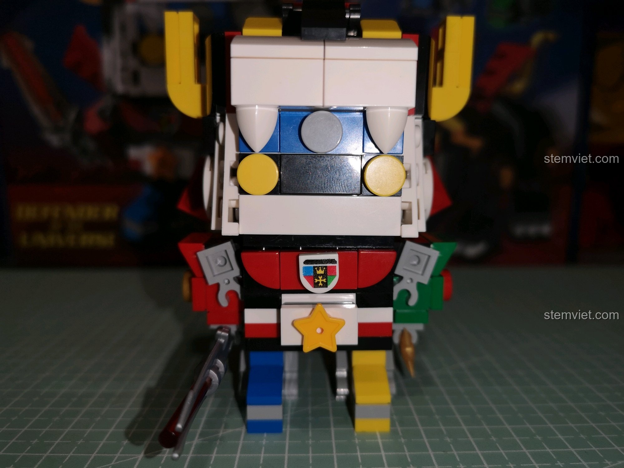 Mô hình Voltron hoàn chỉnh được chụp dưới ánh sáng khác, làm nổi bật các chi tiết.