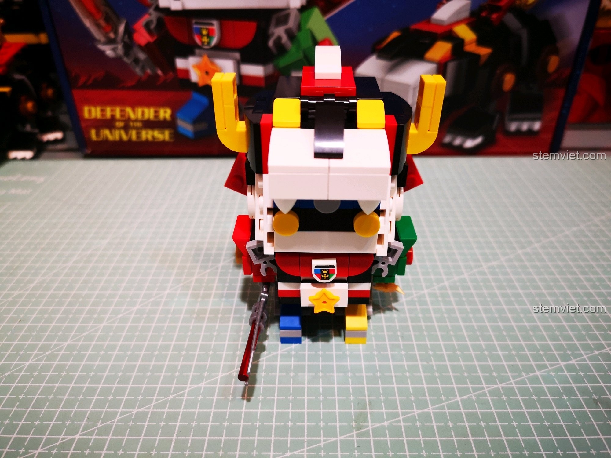 Góc nhìn trực diện của mô hình Voltron Decool 18002 hoàn chỉnh.