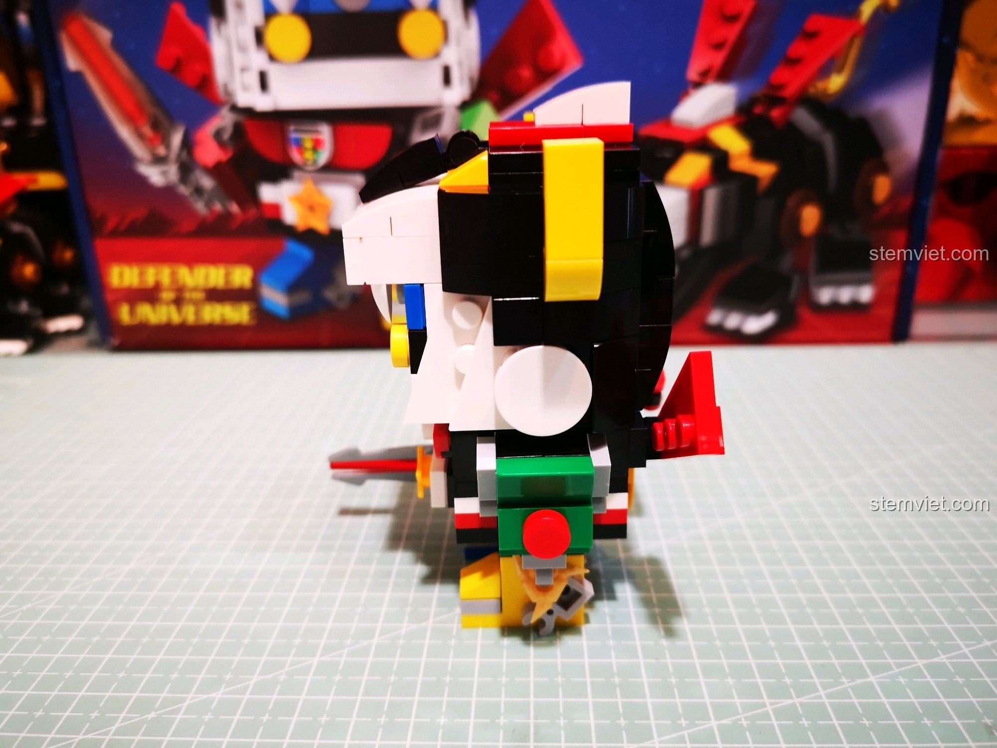 Góc nhìn bên hông của mô hình Voltron, thấy rõ cánh tay Xanh lá.