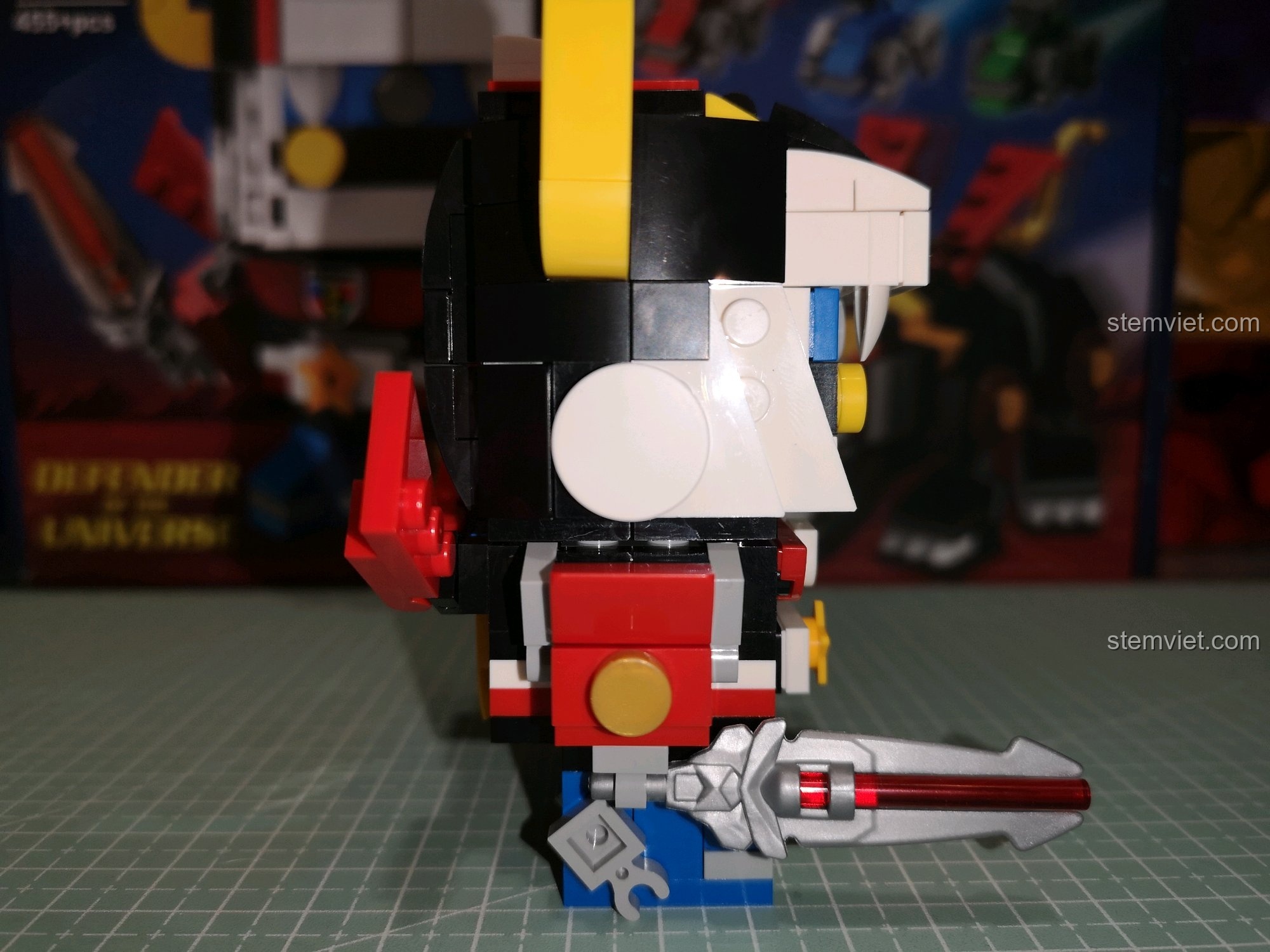 Góc chụp nghiêng làm nổi bật thanh gươm của Voltron.