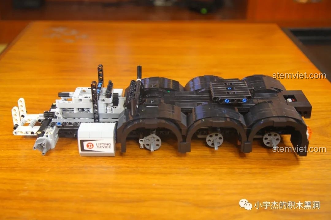 Phần vòm bánh sau của bộ đồ chơi lắp ráp ShineYU YC-QC007 đã hoàn thành, xe dần hiện rõ hình dáng.