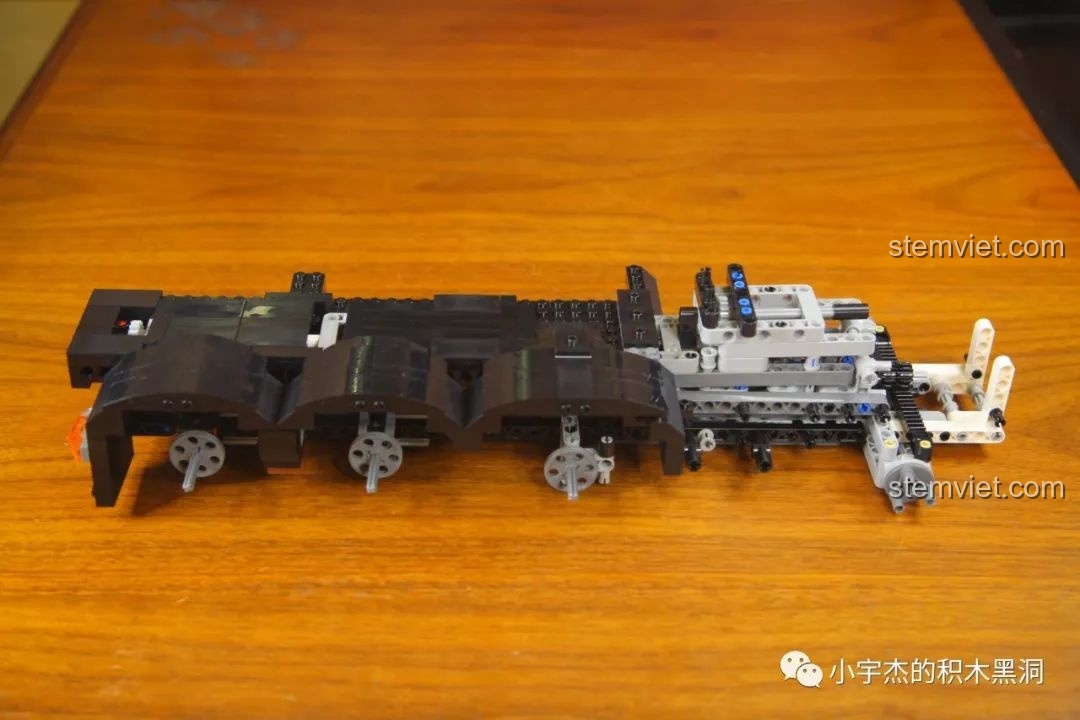 Chi tiết vòm bánh xe của bộ khối lắp ghép Xe Tải Hạng Nặng Mercedes-Benz YC QC007 đang được lắp ráp, thể hiện độ chân thực cao.