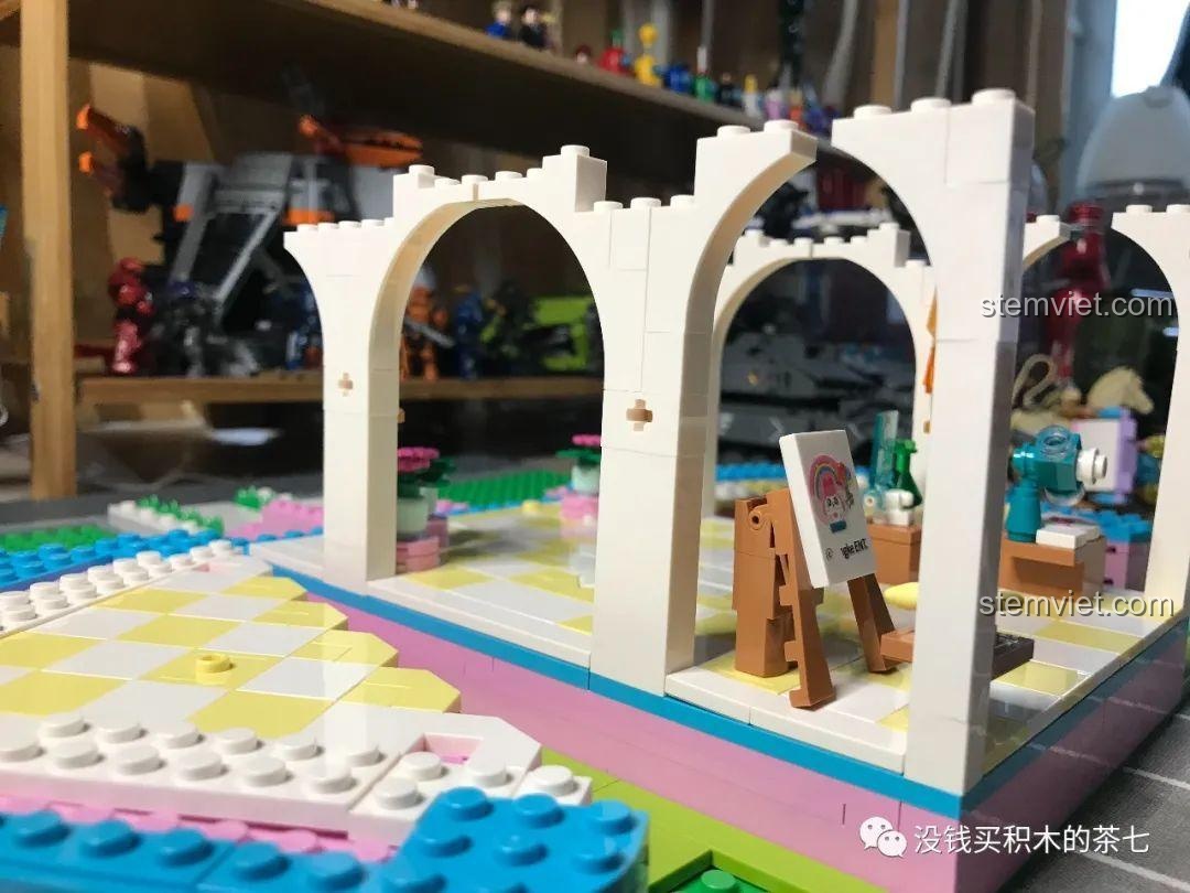 Các vòm cửa cong màu trắng được dựng lên, tạo nên kiến trúc đặc trưng cho Lâu Đài Cổ Tích.