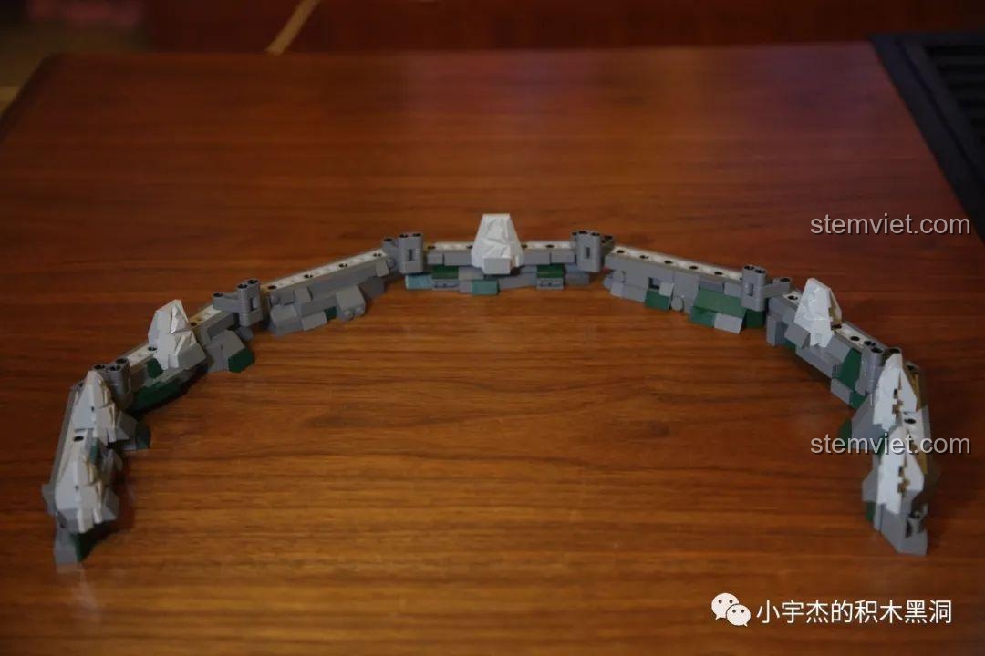 Vòng cung núi đá của Trận pháp rắn 923 giá tốt sau khi được lắp ráp hoàn chỉnh, tạo thành một vòng vây.