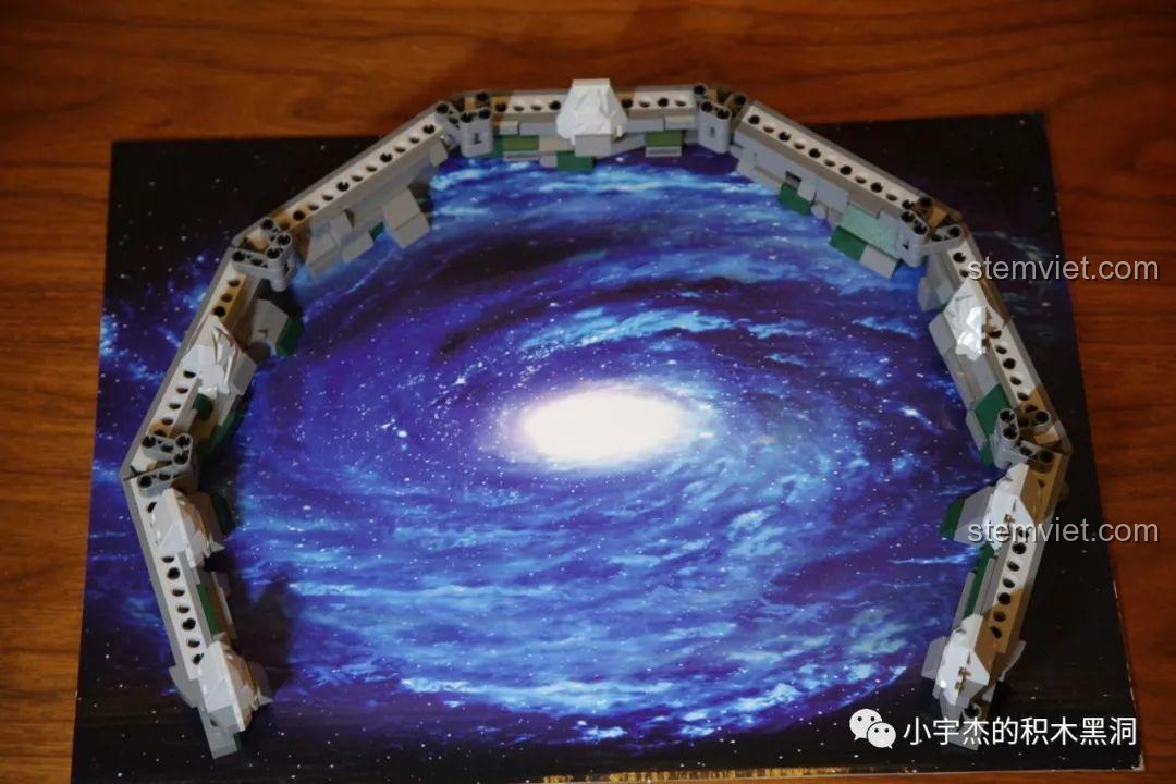 Góc nhìn từ trên xuống của vòng cung núi đá và tấm bìa nền trong đồ chơi mô hình phim tiên hiệp cho trẻ em từ 9 tuổi.