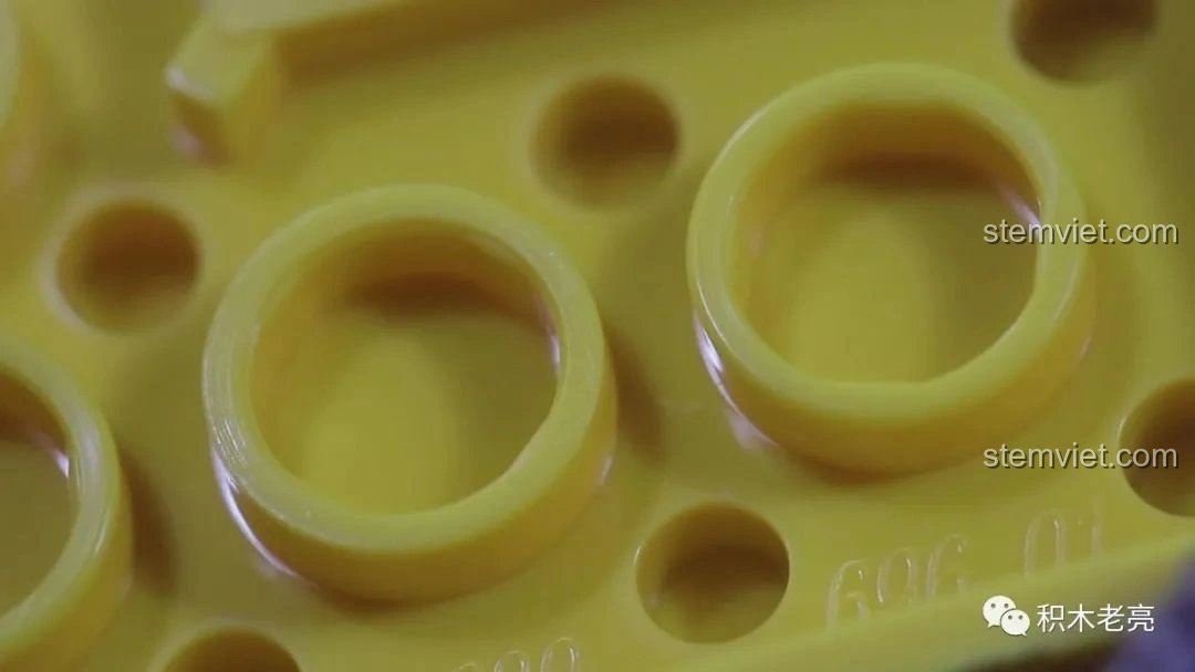 Cận cảnh các vòng đệm màu vàng của bộ lắp ráp xe ủi đất Happy Build YC-22011, đảm bảo độ khít.