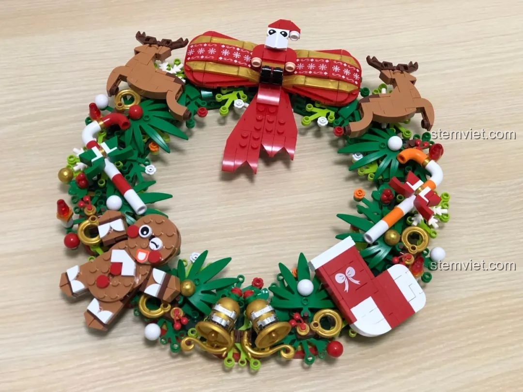 Vòng hoa Giáng Sinh Đa Sắc JAKI JK5118 đã hoàn thành, đầy đủ các chi tiết trang trí, rất đẹp mắt.