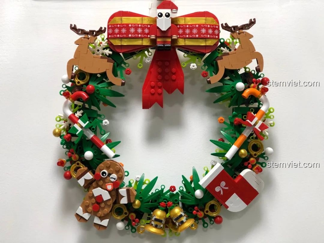 Vòng hoa Giáng Sinh Đa Sắc JAKI JK5118 được treo trên tường, tạo điểm nhấn trang trí ấm cúng cho không gian.