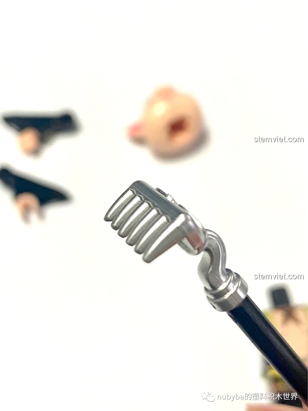 Một góc nhìn khác của cây bồ cào chín răng, cho thấy độ bóng và chất lượng của chi tiết vũ khí trong bộ đồ chơi.