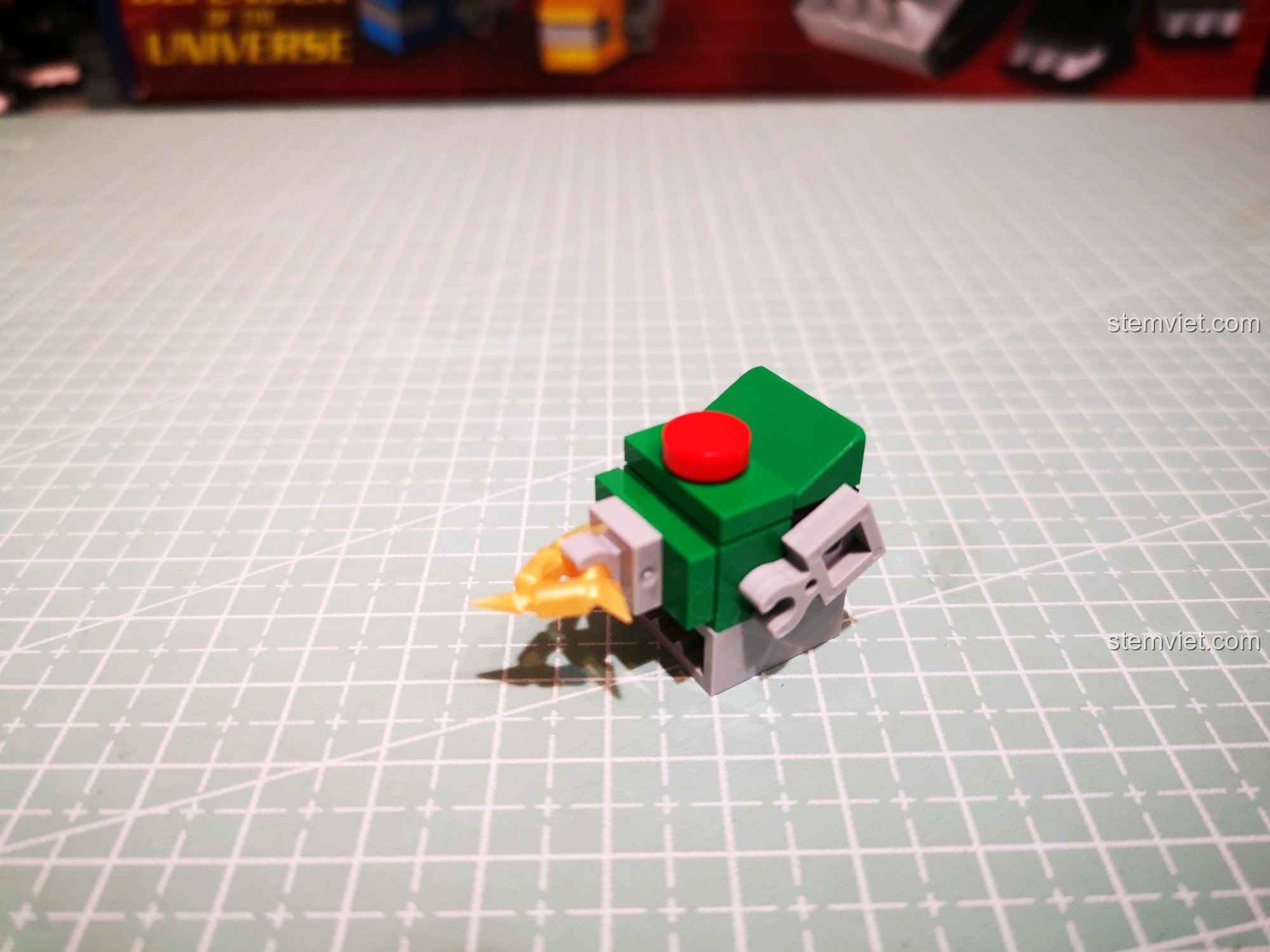 Cận cảnh chi tiết vũ khí trên cánh tay Xanh lá của robot Voltron.