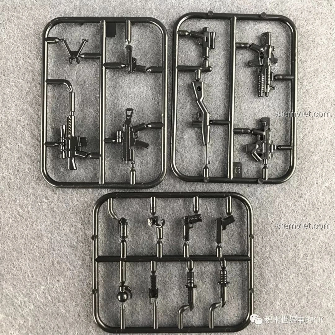 Các tấm vỉ chứa nhiều loại vũ khí nhỏ cho minifigures trong bộ đồ chơi lắp ráp Xe tăng Thiên Hổ Scorpio Tiger XB-06015.