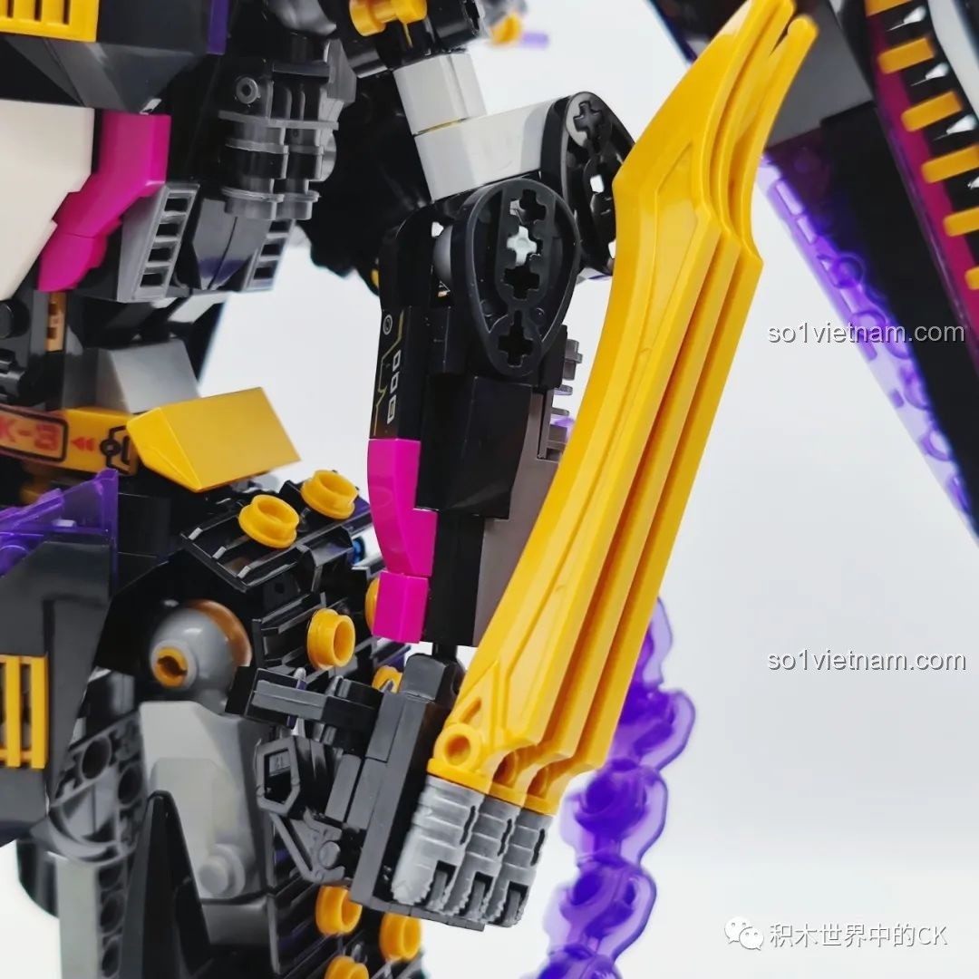 Vũ khí lưỡi kiếm vàng trên cánh tay robot Kỵ Sĩ Tai Ương, rất sắc bén và mạnh mẽ, sẵn sàng cho mọi cuộc chiến đấu.