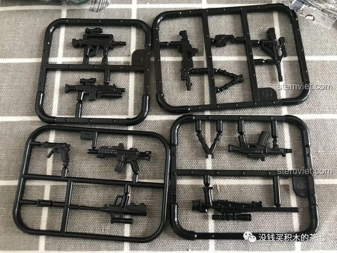 Các vỉ vũ khí chi tiết đi kèm bộ lắp ráp JiaZhi 0102 Xe Tăng Chủ Lực Leclerc, sẵn sàng cho minifigure.