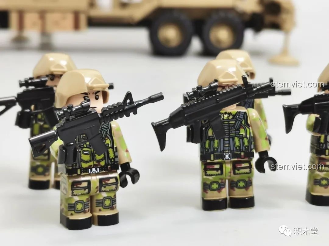 Cận cảnh vũ khí của các minifigure trong bộ lắp ráp Xe vận tải chiến thuật hạng nặng M983 628014.