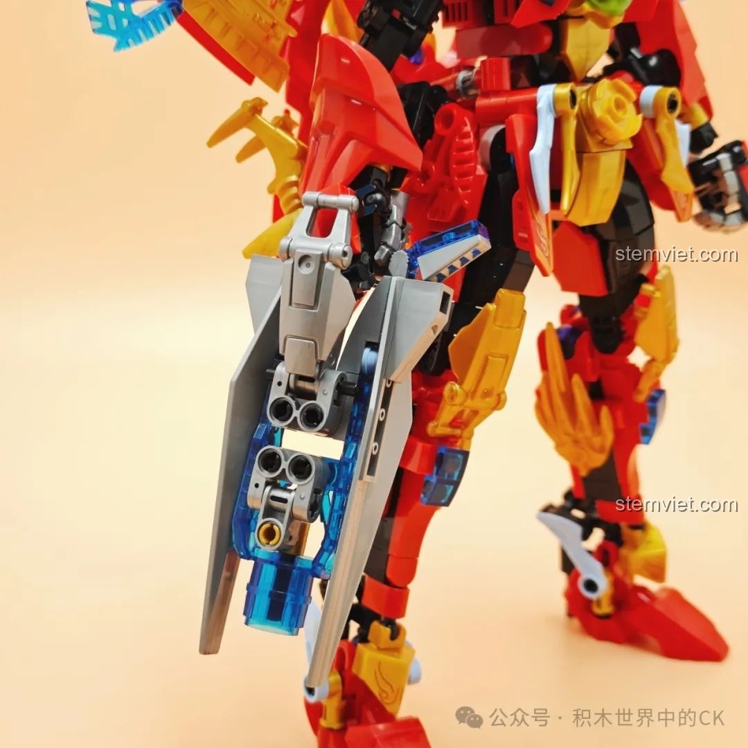 Vũ khí của Robot biến hình Chu Tước, một khẩu súng lớn với các chi tiết technic và màu xanh trong suốt.